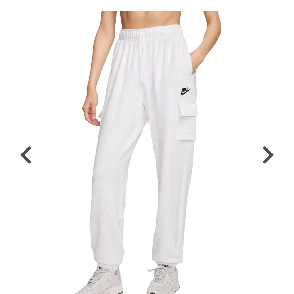 Nike Women's Sportswear Club Fleece Mid-Rise Oversized Cargo Sweatpants